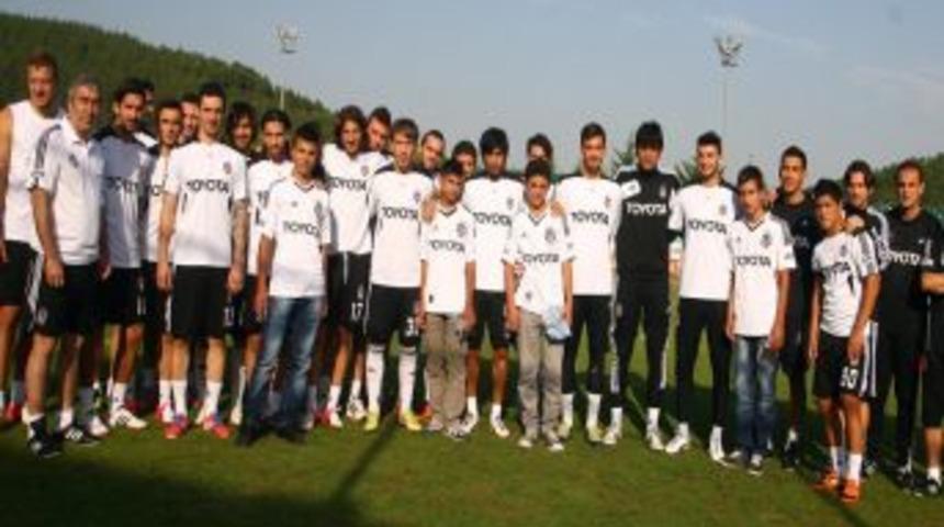 Depremzede Gen&ccedil;ler Beşiktaş Antrenmanını Izledi