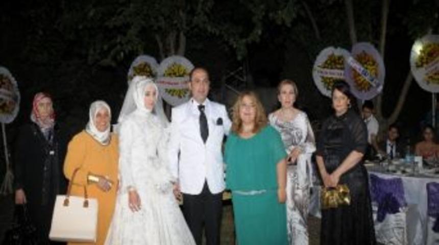 Vali Al Ve Başsavcı Yiğit, G&ouml;k&ccedil;e-murat Taş &Ccedil;iftinin Nikah Şahidi Oldu