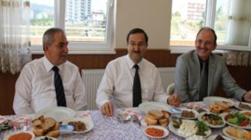Demirtaş, &Ouml;ğrencilerle Bir Araya Geldi