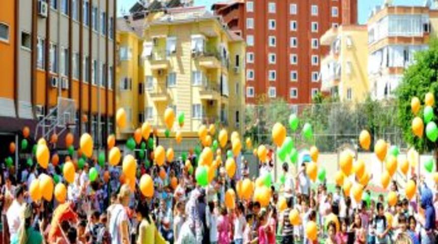 Ufuklu Minikler G&ouml;ky&uuml;z&uuml;n&uuml; Balonlarla S&uuml;sledi