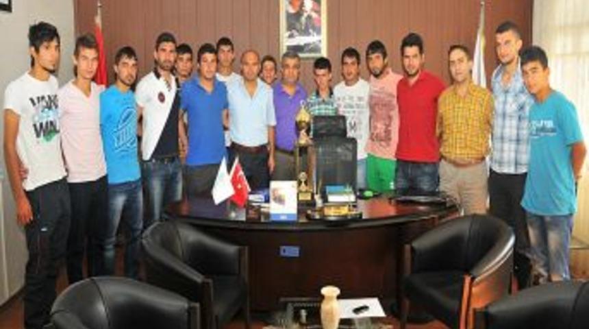 Osmaniye'nin Şampiyon Hokeycileri Sevin&ccedil;lerini Il M&uuml;d&uuml;r&uuml;yle Paylaştı
