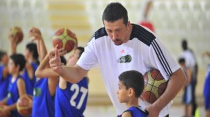 Hidayet T&uuml;rkoğlu Yıldızını İzmir&rsquo;de Arıyor