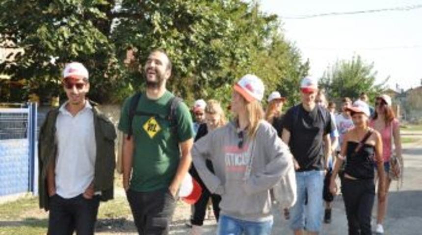 Hem Y&uuml;r&uuml;d&uuml;ler Hem B&ouml;ğ&uuml;rtlen Topladılar