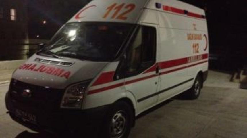 Darp Ettiği Eşini Almaya Gelen Sağlık G&ouml;revlilerine Saldırdı