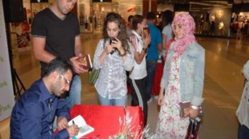 Sinan Yağmur Kitaplarını İmzaladı