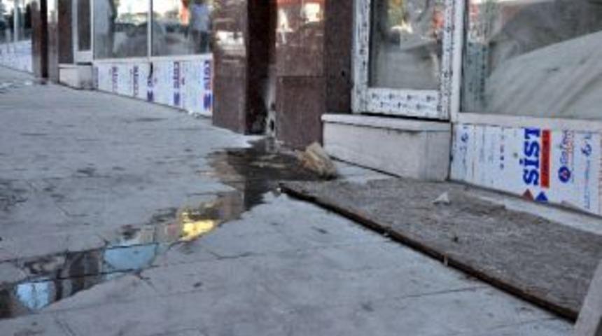 Su Tahliyesini Kaldırım &Uuml;zerinden Yaptılar