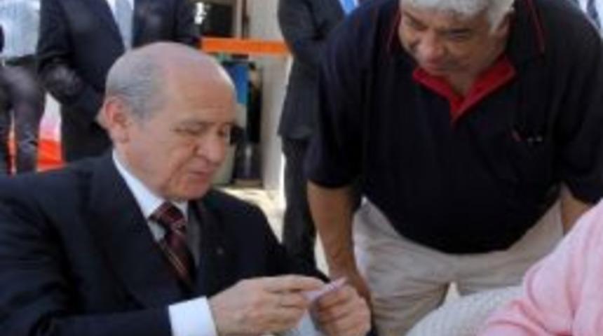 Bah&ccedil;eli Deniz Manzarasında &Ccedil;ay İ&ccedil;ti