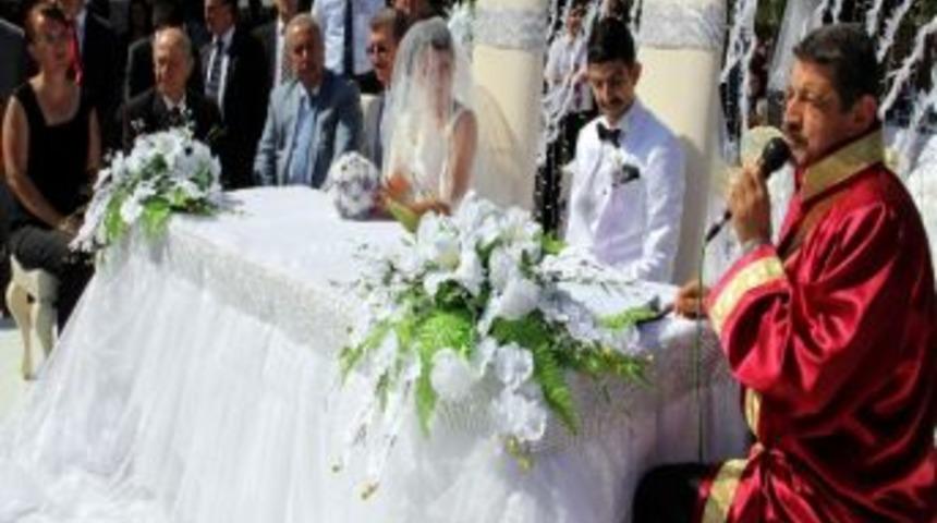 Oğlunun Nikahını Kıydı