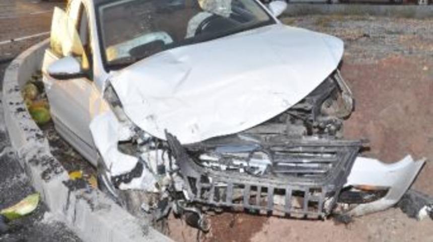 İki Otomobil &Ccedil;arpıştı: 4 Yaralı