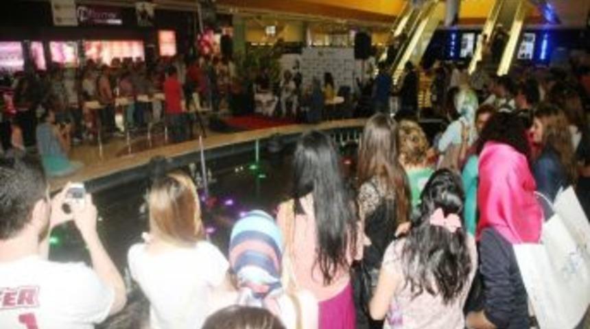 &Uuml;nl&uuml; Sanat&ccedil;ı Nev Trabzon'da Sevenleriyle Buluştu