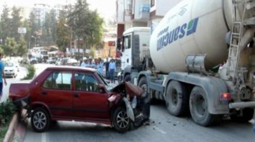 Otomobil Beton Mikserine &Ccedil;arptı