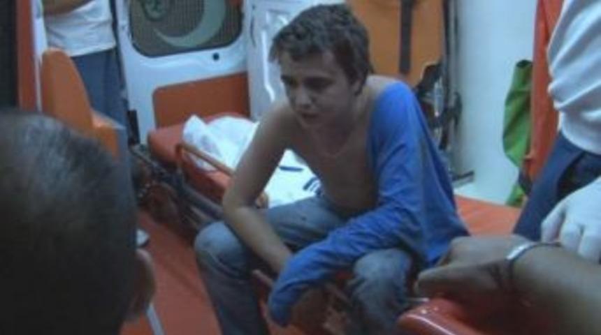 Ambulans G&ouml;revlilerinin Yaralı S&uuml;r&uuml;c&uuml;y&uuml; Sedyeye Yatırma &Ccedil;abası