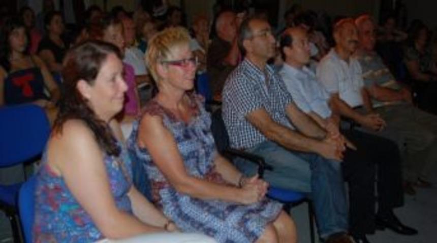 İşsiz Alman Gen&ccedil;ler Tiyatro Oyunu Sahneledi