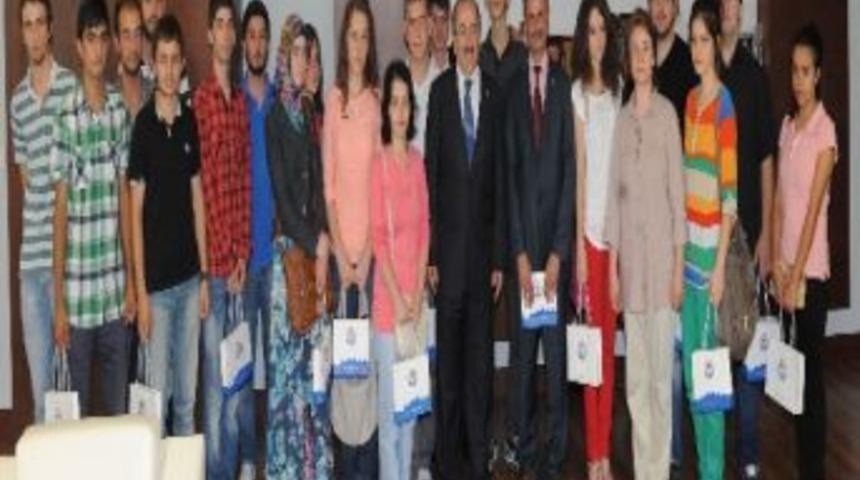 Başkan G&uuml;mr&uuml;k&ccedil;&uuml;oğlu &Uuml;niversiteli Gen&ccedil;lerle Buluştu