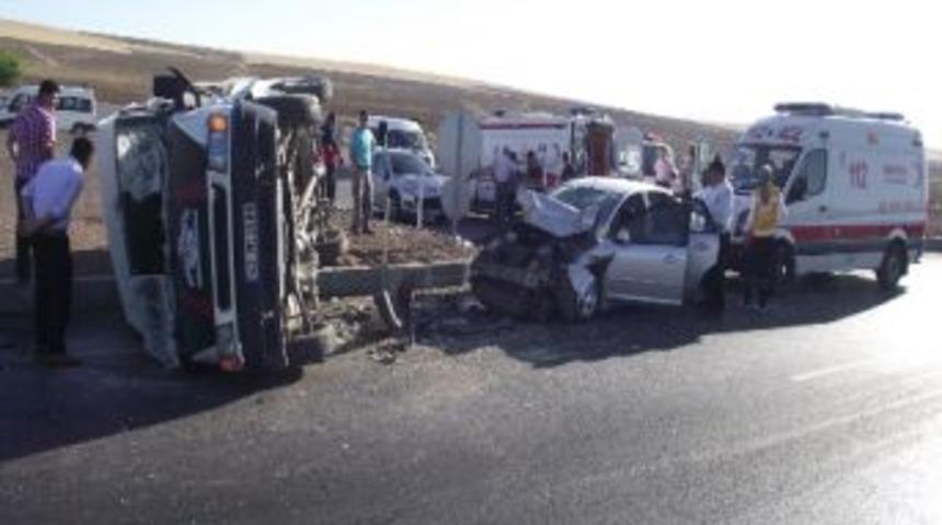 Otomobille Minib&uuml;s &Ccedil;arpıştı: 7 Yaralı