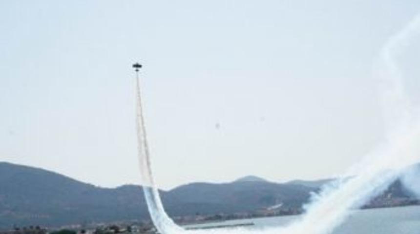 Burhaniye&rsquo;de Akrobosi U&ccedil;ağının G&ouml;sterileri Nefes Kesti