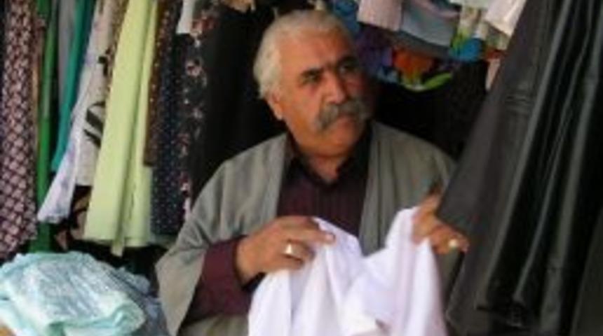 Tellal Pazarı&rsquo;nda Kost&uuml;m Satıcısı