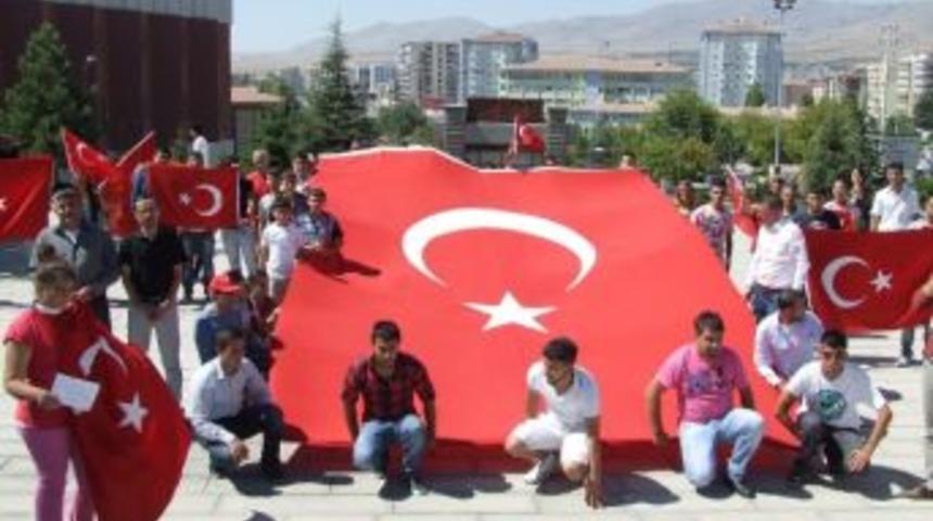 Sosyal Paylaşım Sitesinde &Ouml;rg&uuml;tlenen Gen&ccedil;ler Y&uuml;r&uuml;y&uuml;ş Yaptı