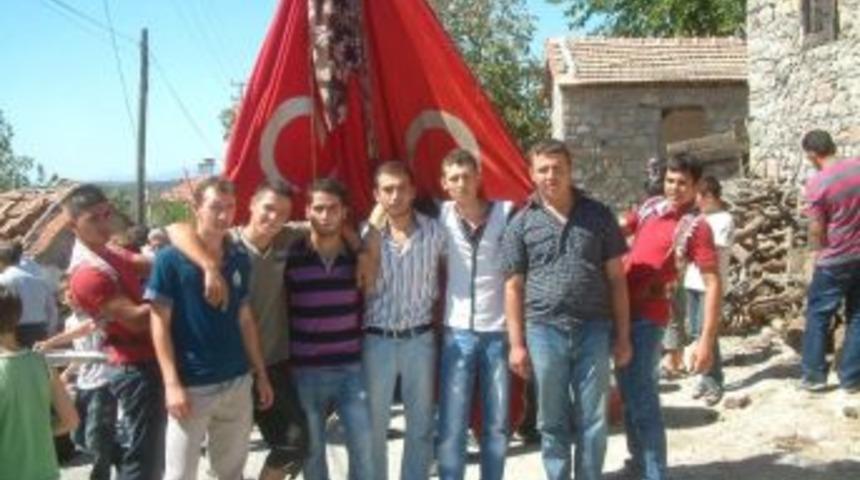 Bahadınlı K&ouml;y&uuml;nde İpek Bayraklı Ve Develi S&uuml;nnet Ş&ouml;leni