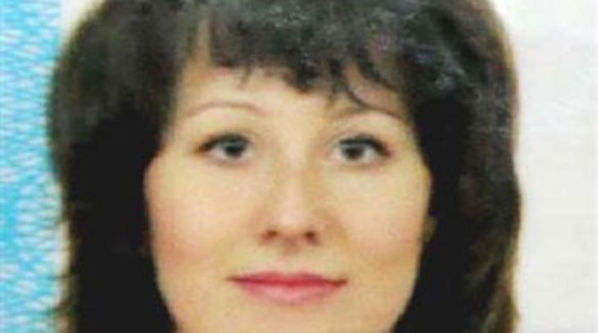 Rus kadın turist, dans ederken &ouml;ld&uuml;