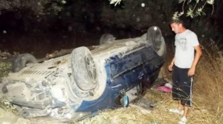 Otomobil, Kaygan Yolda Kontrolden &Ccedil;ıktı: 3 Yaralı