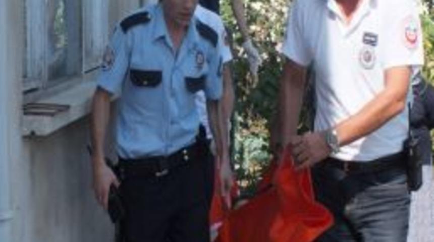 Tartıştığı annesinin boğazını kesti