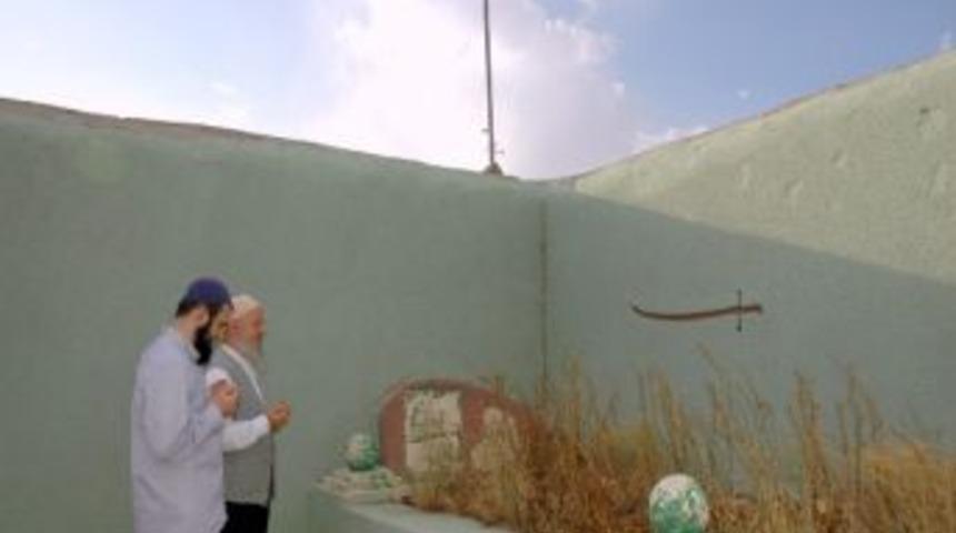 Yakup Abdal K&ouml;y İ&ccedil;i Ve T&uuml;rbe Yolu Genişletildi