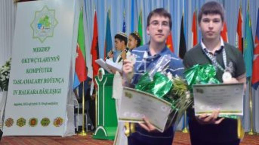Ufuk Lisesi &Ouml;ğrencilerinden G&uuml;m&uuml;ş Madalya
