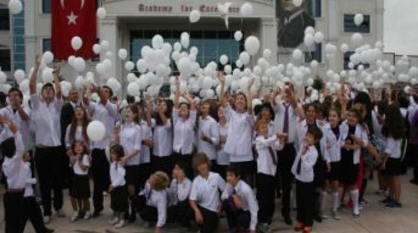 &Ouml;ğrenciler Barış İ&ccedil;in G&uuml;vercin Ve Balon U&ccedil;urdu