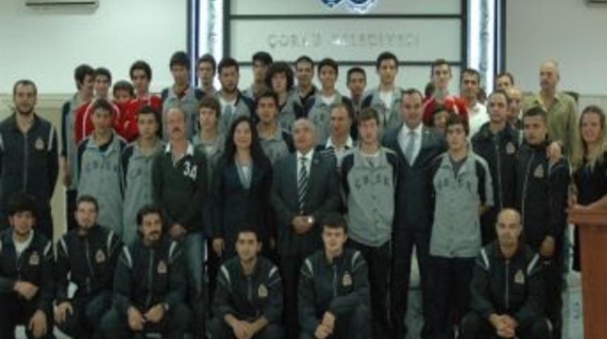 &Ccedil;orlu Belediyesi Sporcuları Altınla &Ouml;d&uuml;llendirdi