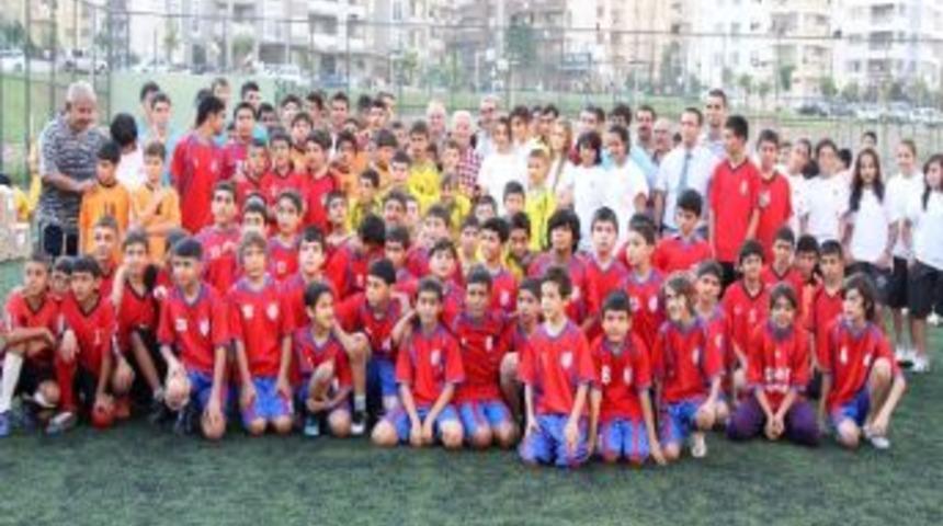 &Ccedil;ukurova Belediyesi Amat&ouml;r Sporculara Malzeme Dağıttı