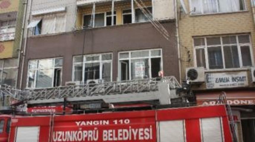 Uzunk&ouml;pr&uuml;&rsquo;de Yangın- Uzunk&ouml;pr&uuml;&rsquo;de A&ccedil;ık Unutulan T&uuml;p&uuml;n Alev Alması Sonucu Yangın &Ccedil;ıktı.