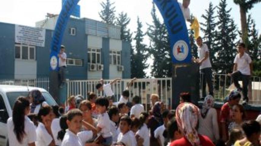 Depreme Dayanıklı Olmadığı I&ccedil;in Boşaltılan Okulun &Ouml;ğrencileri Eylem Yaptı