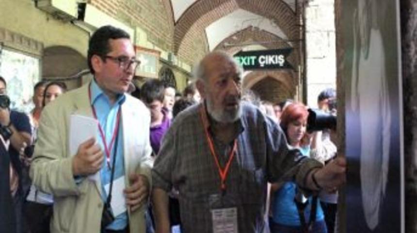 Ara G&uuml;ler&rsquo;in Fotoğrafları Kozahan&rsquo;ın Duvarlarını S&uuml;sl&uuml;yor