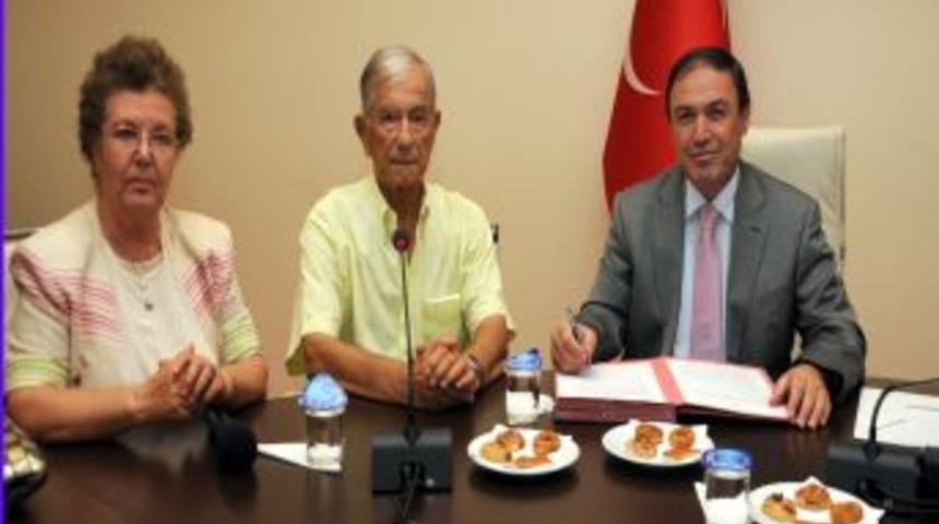 Emekli Albaydan &Uuml;niversiteli Kızlara Yurt