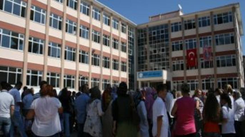 İlk&ouml;ğretim Haftası&rsquo;nda &lsquo;me&ccedil;hul Asker&rsquo; A&ccedil;ıldı