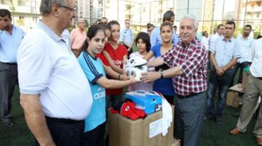 &Ccedil;ukurova Belediyesi'nden 250 Amat&ouml;r Sporcuya Malzeme