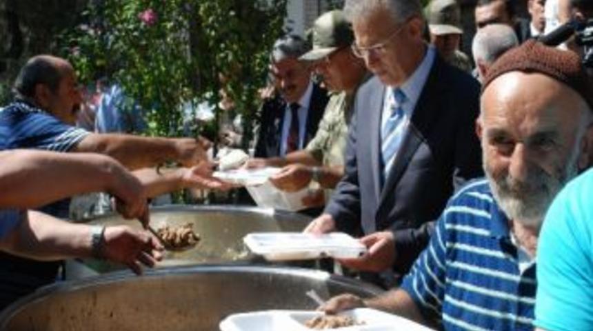Vali Taşkesen, Esnafla Birlikte Yemek Sırasına Girdi