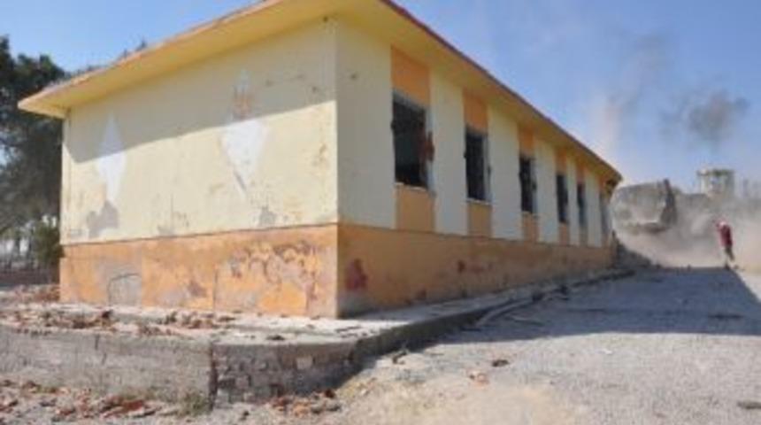 Soma&rsquo;da Tartışılan Okul Yıkıldı; Yerine 12 Derslikli Bina Yapılacak