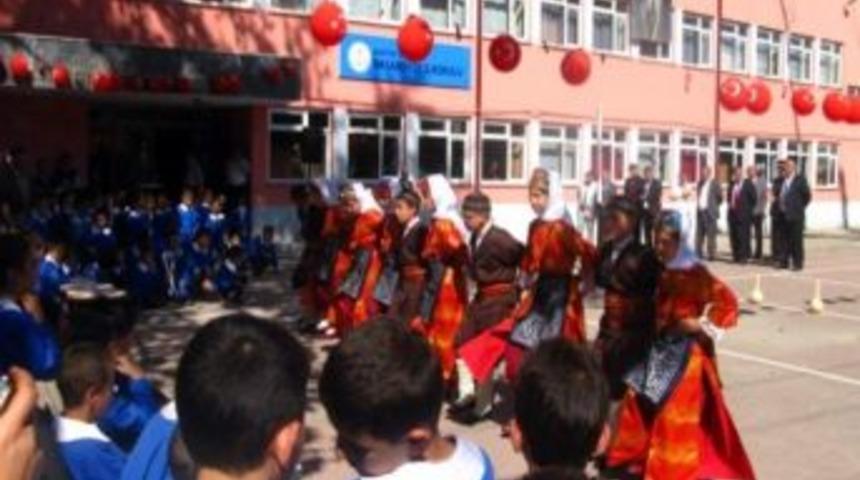 &Ouml;ğrenciler Oturdu Protokol Ayakta Bekledi