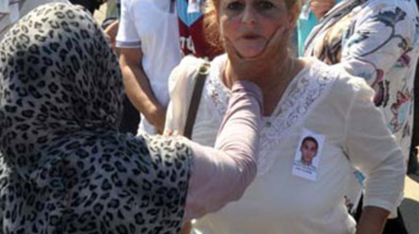 Şehit cenazesinde lin&ccedil; girişimi