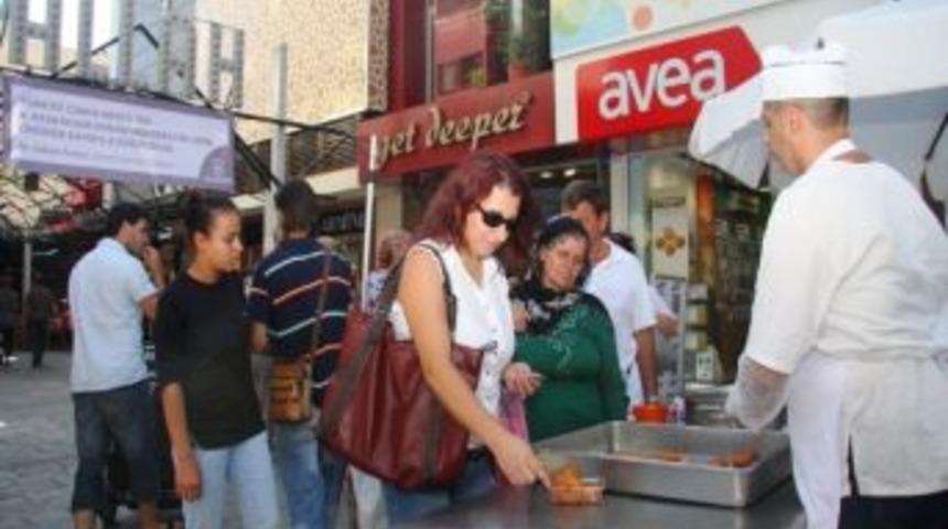 Konak Belediye Başkanı Dr. Hakan Tartan, Menderes İ&ccedil;in Lokma D&ouml;kt&uuml;rd&uuml;