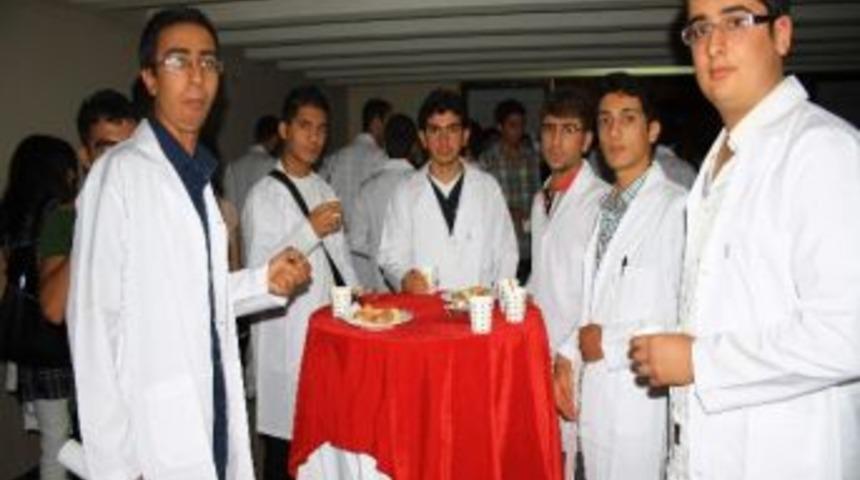 Tıp Fak&uuml;ltesi &Ouml;ğrencileri Beyaz &Ouml;nl&uuml;k Giydi