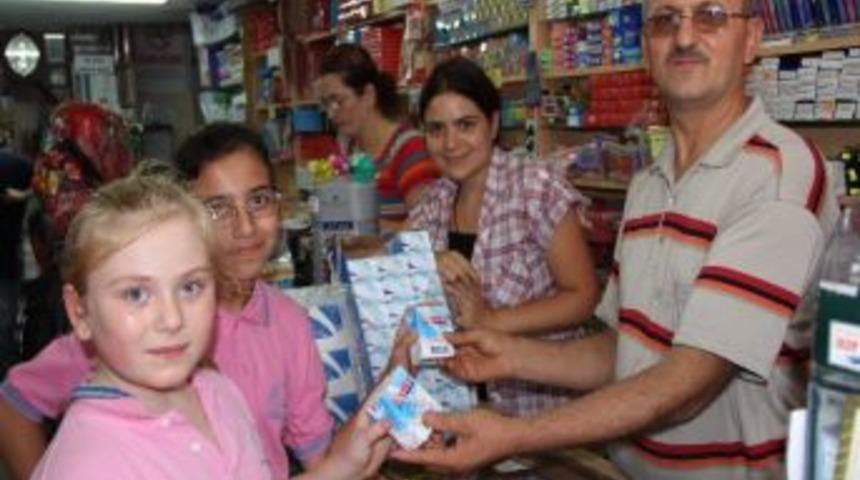 Esnaftan M&uuml;şterilere S&uuml;t İkramı