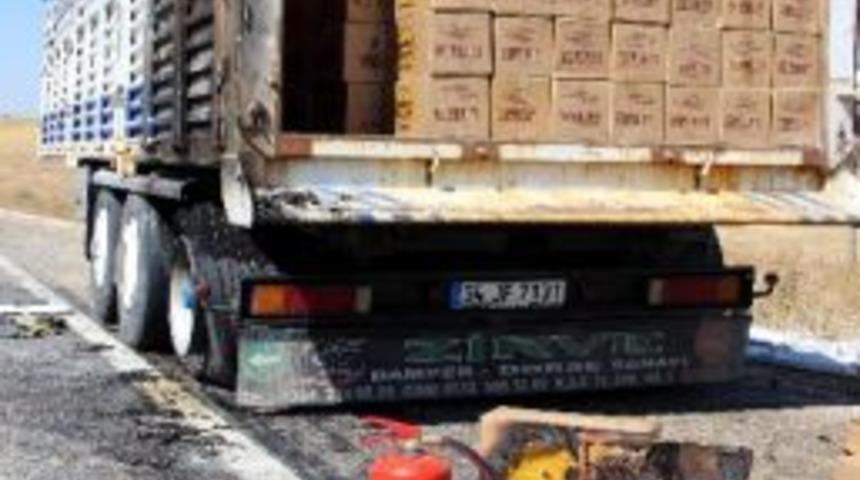 Hareket Halindeki Bal Y&uuml;kl&uuml; Tır&rsquo;ın Lastiği Yandı