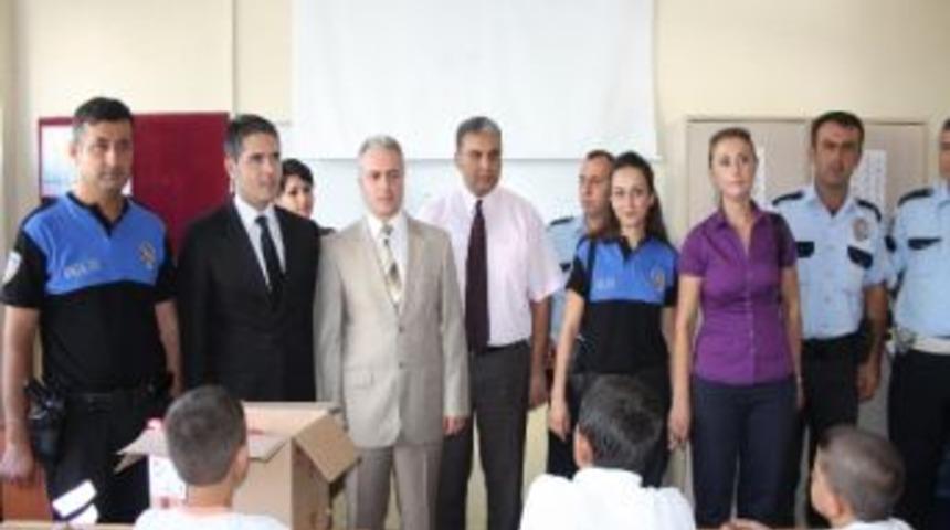 Toplum Destekli Polisten Okullara Kırtasiye Yardımı