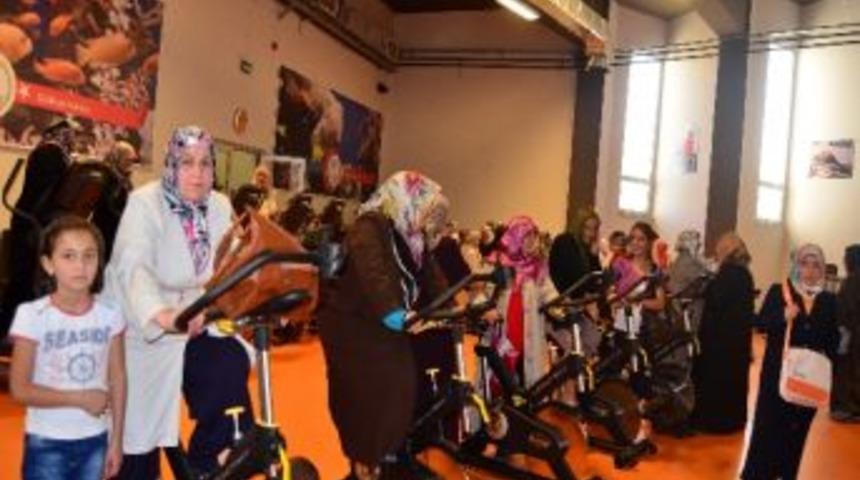 300 Bayan Aynı Anda Fitness Salonunda &Ccedil;alıştı