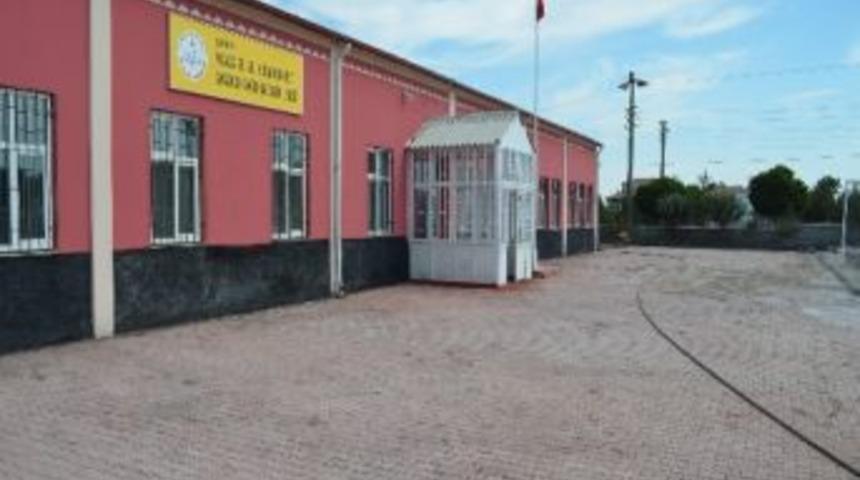 Sağlık Meslek Lisesi Bah&ccedil;esi Parke Taş İle Kaplandı