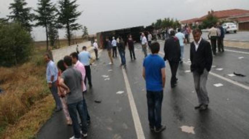 &Ccedil;orlu'da Trafik Kazası: 3 Yaralı