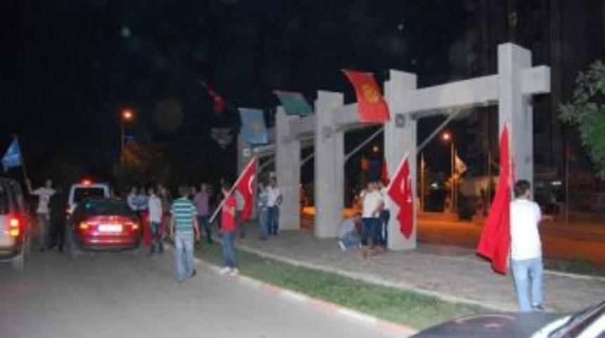 Şehitler İ&ccedil;in Y&uuml;r&uuml;d&uuml;ler